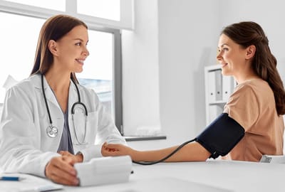 Кардиохирург рассказал, почему давление 120/80 — не норма для всех