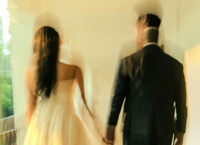 Кошмарная свадьба – молодожены вошли в зал, и то, что произошло дальше, потрясло всех