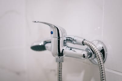 Краны долго будут оставаться блестящими: трюк с пергаментной бумагой творит чудеса