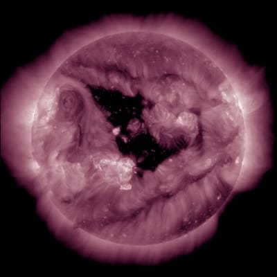 Магнитные бури приближаются к Земле из-за дыры на Солнце