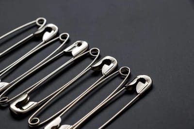 Мало кто знает, для чего предназначено маленькое отверстие в булавке: эта деталь не случайна