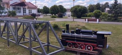 Малое архитектурное сооружение — паровозик с мостом украсит территорию вокзала в Слониме