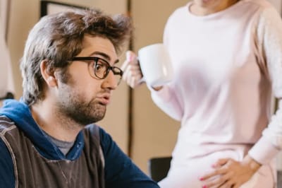 Мама всё просила отца помочь ее одинокой подруге. История закончилась банально