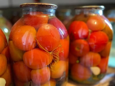 Мариную помидоры на продажу – банки раскупаются быстрее горячих пирожков. Раскрываю секретный рецепт