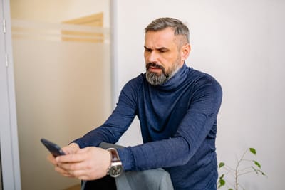 Мой 52-летний муж постоянно сидел на сайте знакомств. Но однажды я сделала то, что отбило у него желание голливудить