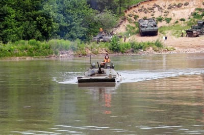 Мотострелки отрабатывают преодоление водных преград на полигоне 11-й гвардейской механизированной бригады