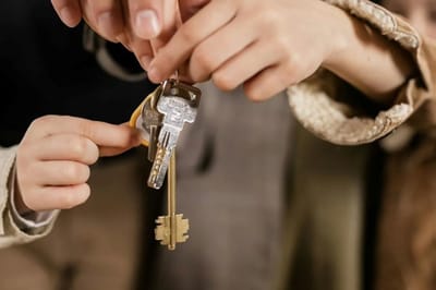 Можно ли в счет алиментов передать ребенку квартиру? Отвечает юрист