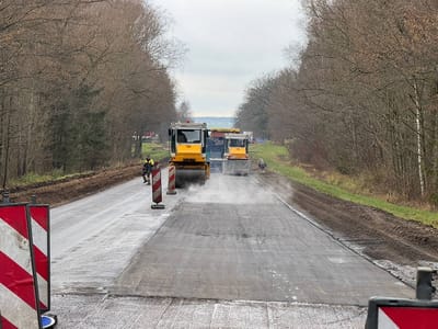 На границе Слонимского и Зельвенского районов ремонтируют участок дороги