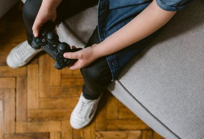 На последние деньги когда-то купила сыну игровую приставку. Вспоминаю тот случай и плачу