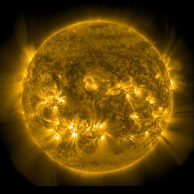 На Солнце зафиксирован всплеск активности: риски мощных вспышек остаются высокими