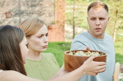 На юбилее мужа свекровь возмутилась тем, что у нас нет машины: ей кабачки с дачи возить не на чем