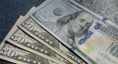 Нацбанк скорректировал курсы валют: доллар и российский рубль выросли, евро снизился