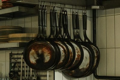 Нагар с кастрюль и сковородок исчезнет в мгновение ока без усилий и дорогих средств