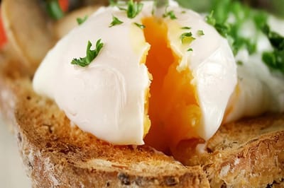 Настоящий виновник — не яйца: учёные назвали, что действительно повышает холестерин