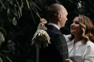 Невеста выбрала необычный свадебный букет, который не вянет