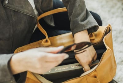 Одна вещь в женской сумке притягивает проблемы и развод, и женщины кладут ее туда в первую очередь