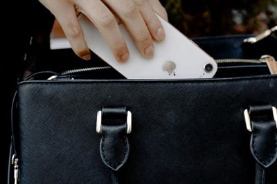 Одна вещь в женской сумочке привлекает неудачу и проблемы, причем многие дамы постоянно носят её с собой