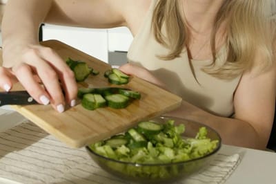 Оказывается, мы всю жизнь неправильно ели огурцы: так они намного вкуснее и аппетитнее