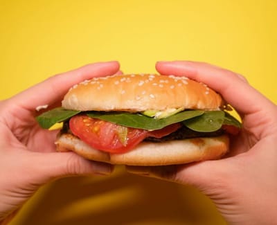 Оказывается, все едят гамбургеры неправильно и не чувствуют их вкуса: шеф-повар нашел правильный способ