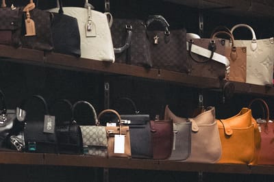 Она купила в секонд-хенде по дешевке дизайнерскую сумочку и дома нашла в ней то, что лишило ее дара речи