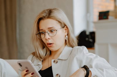 Она установила камеру в квартире свекрови и оцепенела от ужаса, увидев, что делает её муж