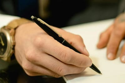 Отец оставил завещание на квартиру новой жене, забыв сына-инвалида: правовые нюансы раздела имущества