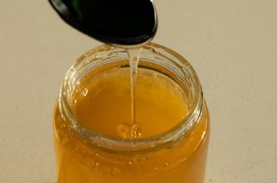 Переверните банку вверх дном – верный способ отличить настоящий мед от подделок