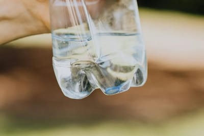 Почему у пластиковых бутылок четыре «ноги»? Ответ вас удивит