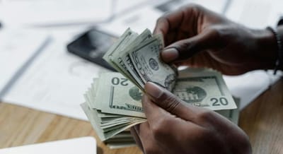 После выходных Нацбанк снизил курсы валют