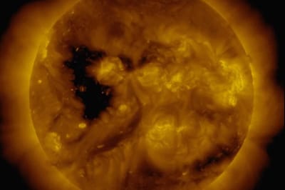 Поток плазмы с Солнца может достичь Земли уже в воскресенье: ученые наблюдают корональную дыру