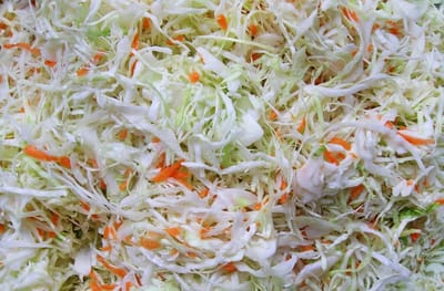 Продавец квашеной капусты с рынка назвала идеальные сорта для засолки и раскрыла свой фирменный рецепт