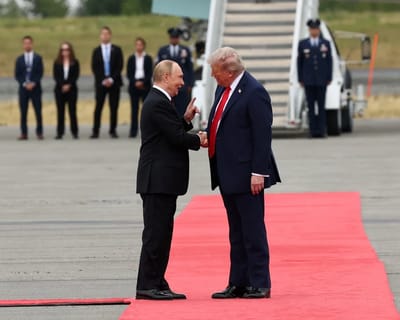 Путин и Трамп начали переговоры на Аляске
