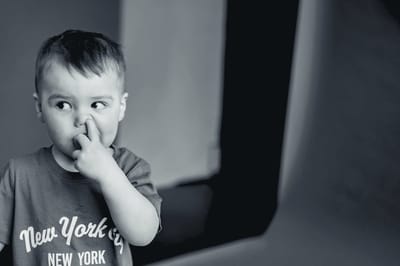 Ребенок ест козявки из носа: опасно ли это и как справиться с привычкой?