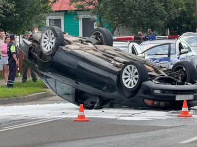 Серьёзное ДТП в Слониме — авто перевернулось на проезжей части