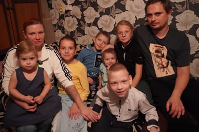 Слонимская семья с шестью детьми собирает средства на реабилитацию 9-летнего Димы с ДЦП