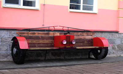 Слонимские спасатели представили оригинальную скамейку в стиле МЧС на республиканском конкурсе арт-объектов