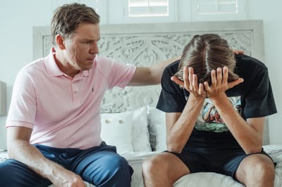 Случайно выяснилось, что у отца есть вторая семья. В оправдание заявил: «Вам повезло, у вас папа в детстве был»