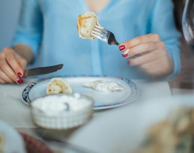 Сметана какой жирности подходит для каждого блюда, рассказали специалисты молочной компании