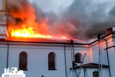 Спасатели МЧС тушили пожар в костёле под Гродно: кровля была охвачена огнём