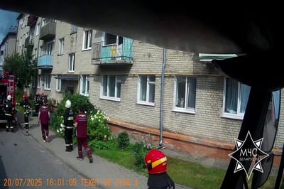 Спасатели в Новогрудке успели вынести двух пенсионерок из охваченной огнём квартиры