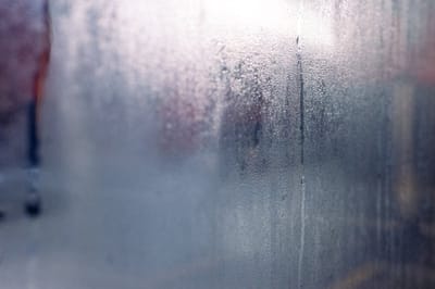 Специалисты ЖКХ предложили необычный способ борьбы с конденсатом на окнах