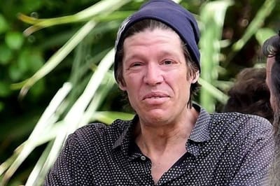 Сын самого красивого и известного актера Голливуда живет как бродяга