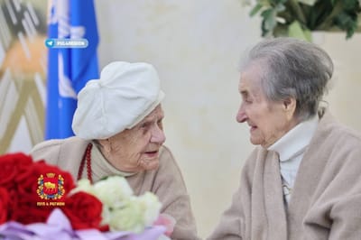 Уникальный случай: в Беларуси единственные сестры-двойняшки отметили 100-летний юбилей