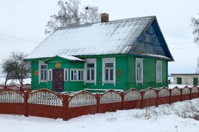 Уже почти за копейки. Под Слонимом продается добротный дом с сараем и крепким забором