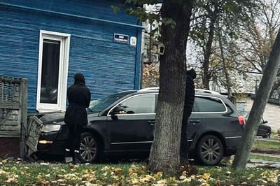 В Барановичах автомобиль протаранил забор и врезался в дом