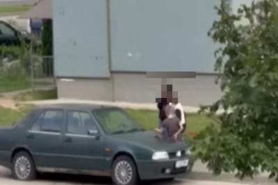 В Гродно дети прыгали по припаркованной машине. Чем это закончилось?