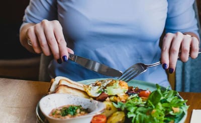 В какое время лучше обедать?  Врачи предупреждают об ошибке, которую совершает большинство людей