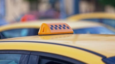 В Минске и Гродно вскрыли схему с зарплатами в конвертах в такси