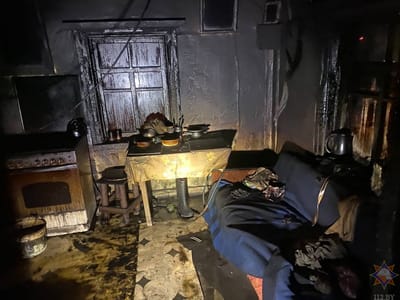 В Островецком районе спасатели вынесли из пылающего дома хозяина, но жизнь его спасти не удалось