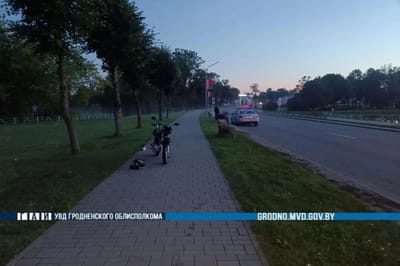 В Щучине 17-летний мотоциклист врезался в бордюр и перевернулся